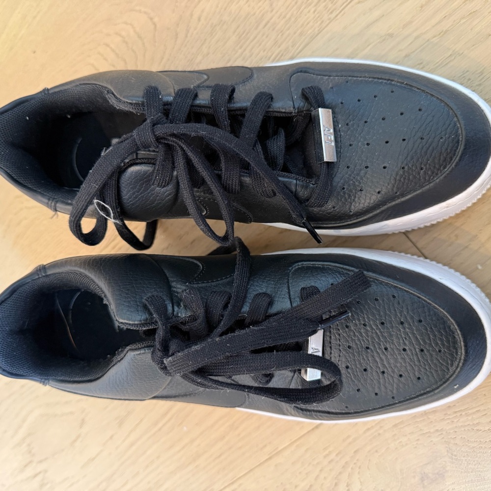 Nike Black Sneakers with Breathable Design and Cushioned Sole